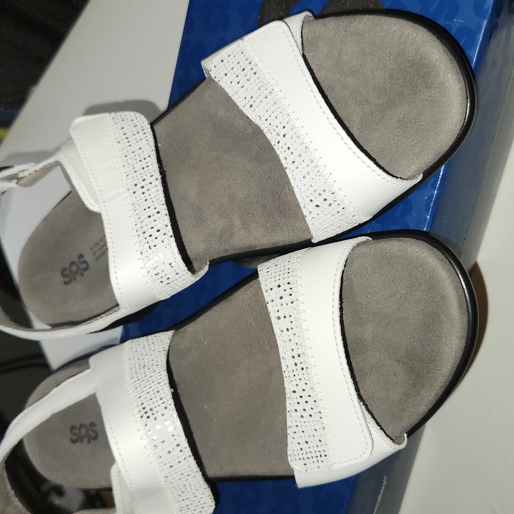 SAS White Sandals sz 8